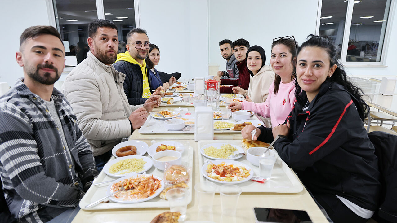 Öğrenci̇lerle Ayni Sofrada (3)