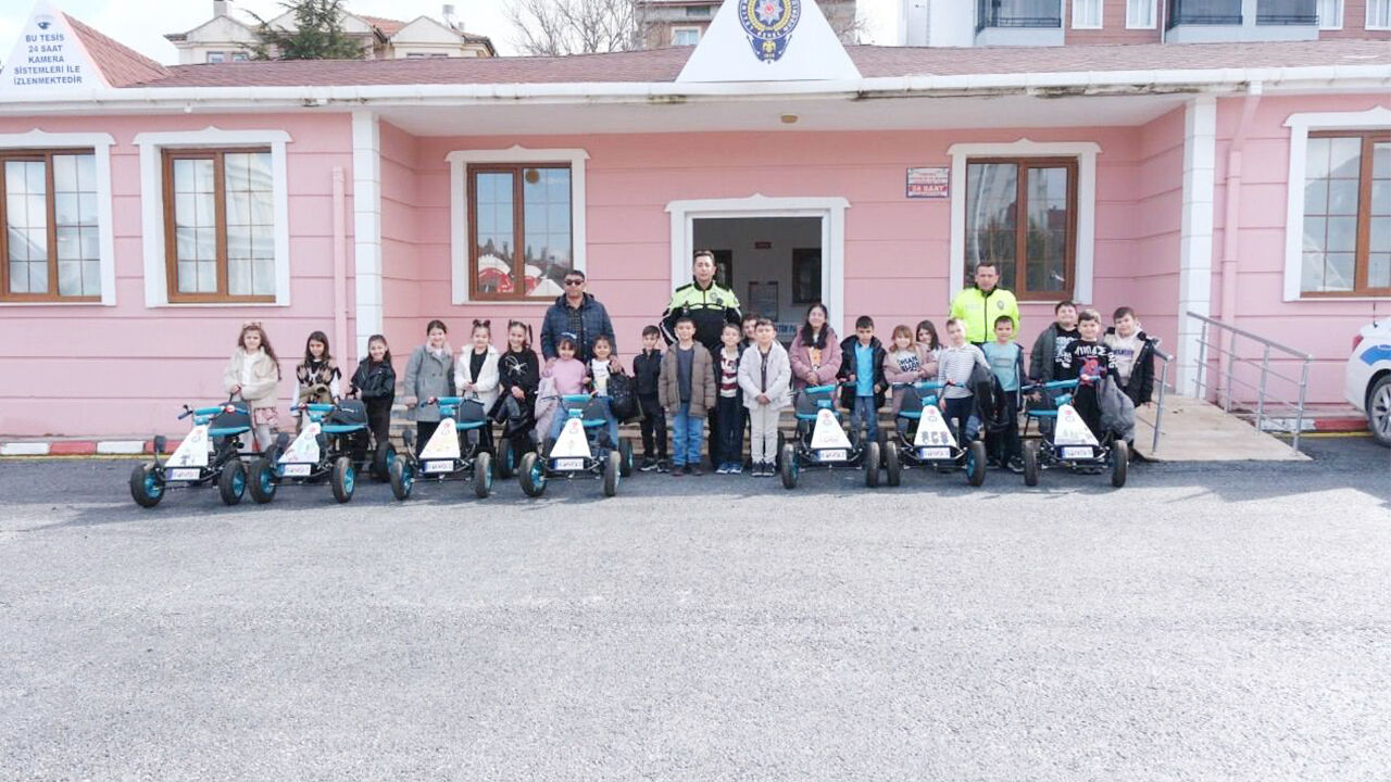 Minik Sürücüler Trafikte (3)