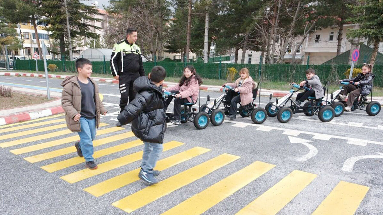 Minik Sürücüler Trafikte (4)