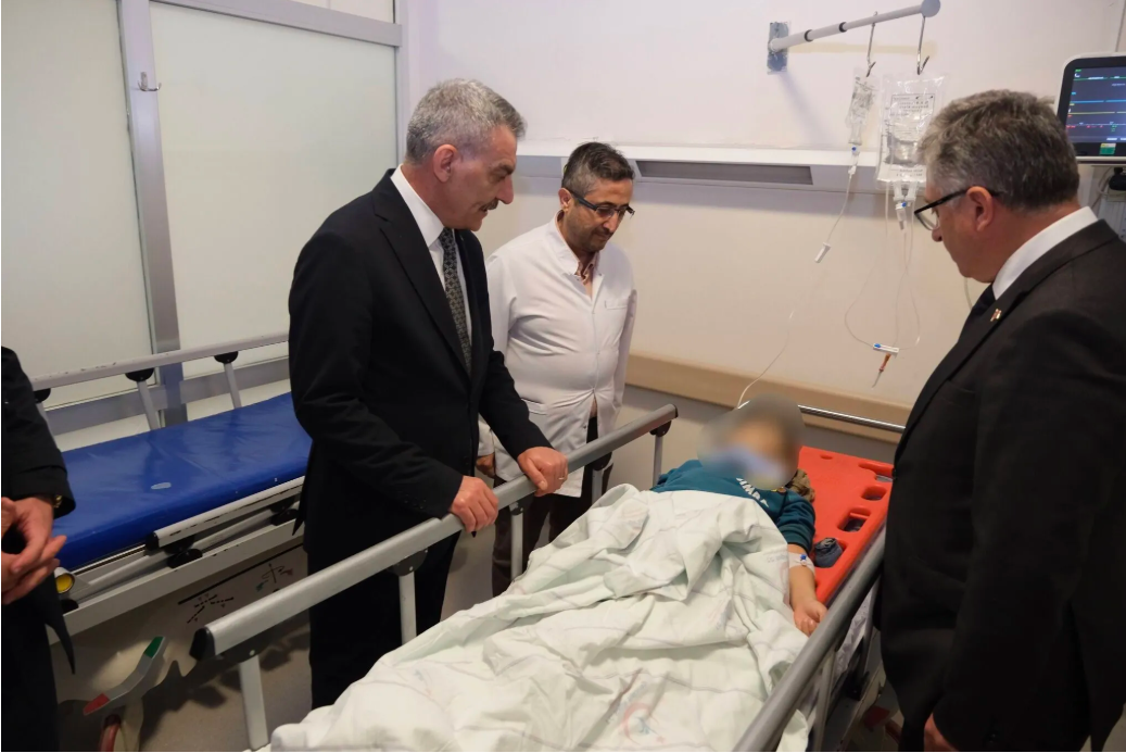 Yozgat’ta Kaza Geçiren Öğrencilere Vali Özkan’dan Hastane Ziyareti