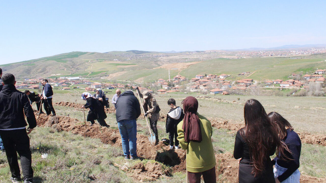 Fidanlar Şehit Öğretmen Ve Öğrenciler Için! (1)