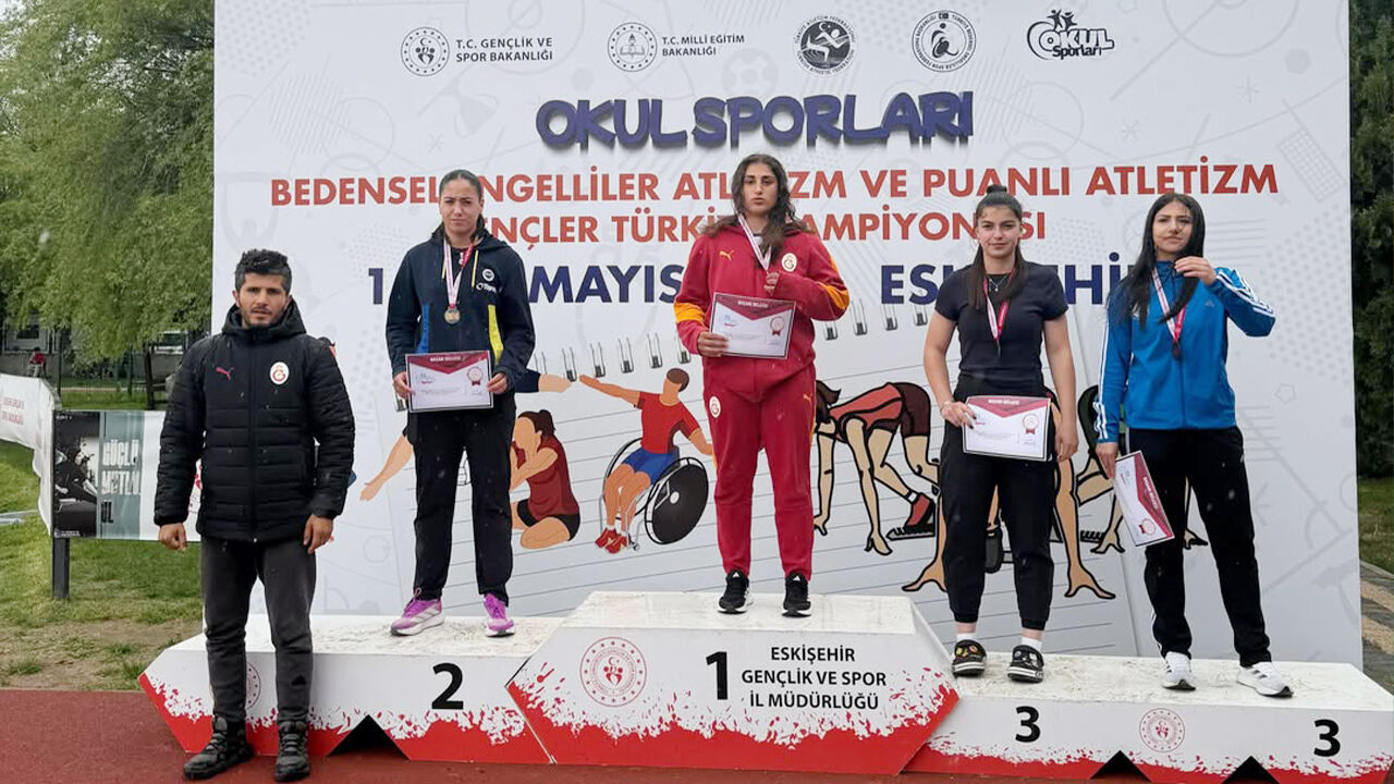 Iki Madalya Birden Kazandı (2)