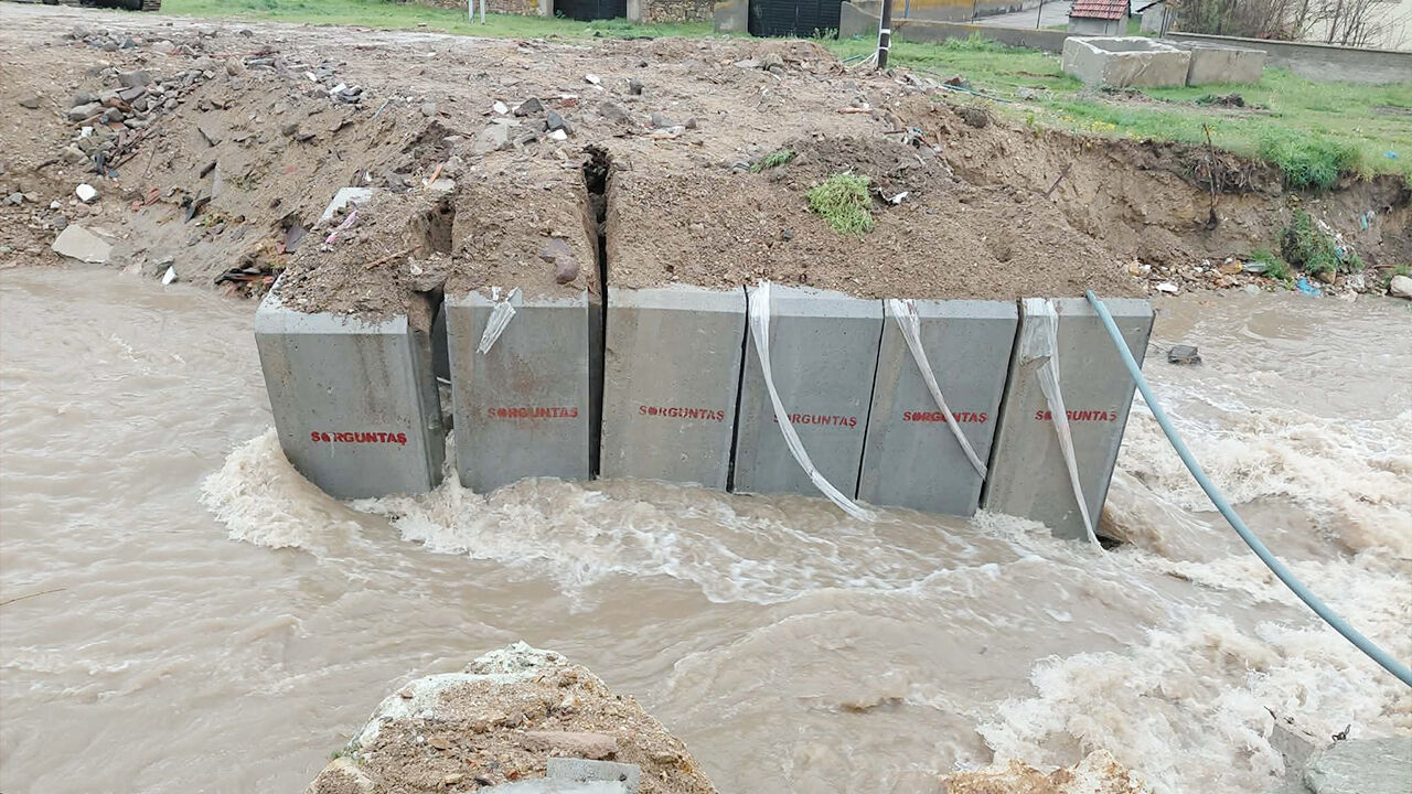 Sel Köprüyü Yıktı! (1)