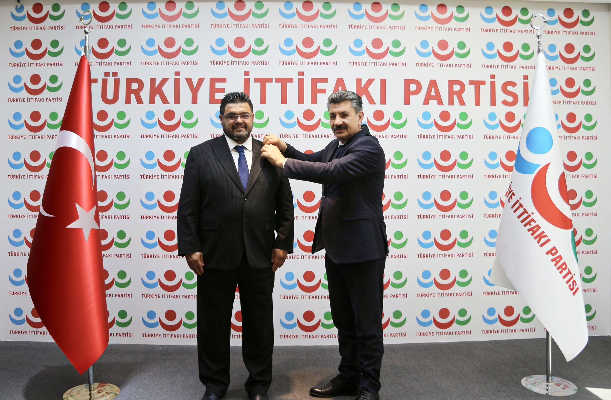 Yozgatlı genel başkan Konya il başkanının rozetini taktı