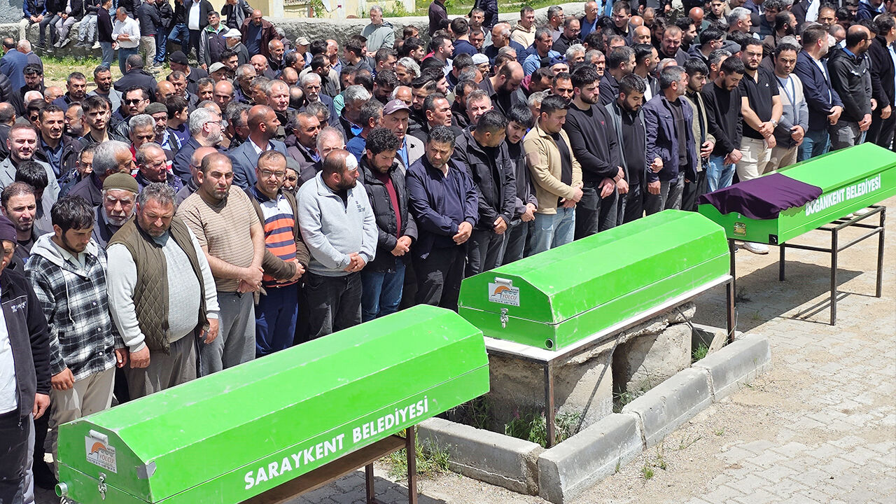 Yanyana Defnedildiler! (3)