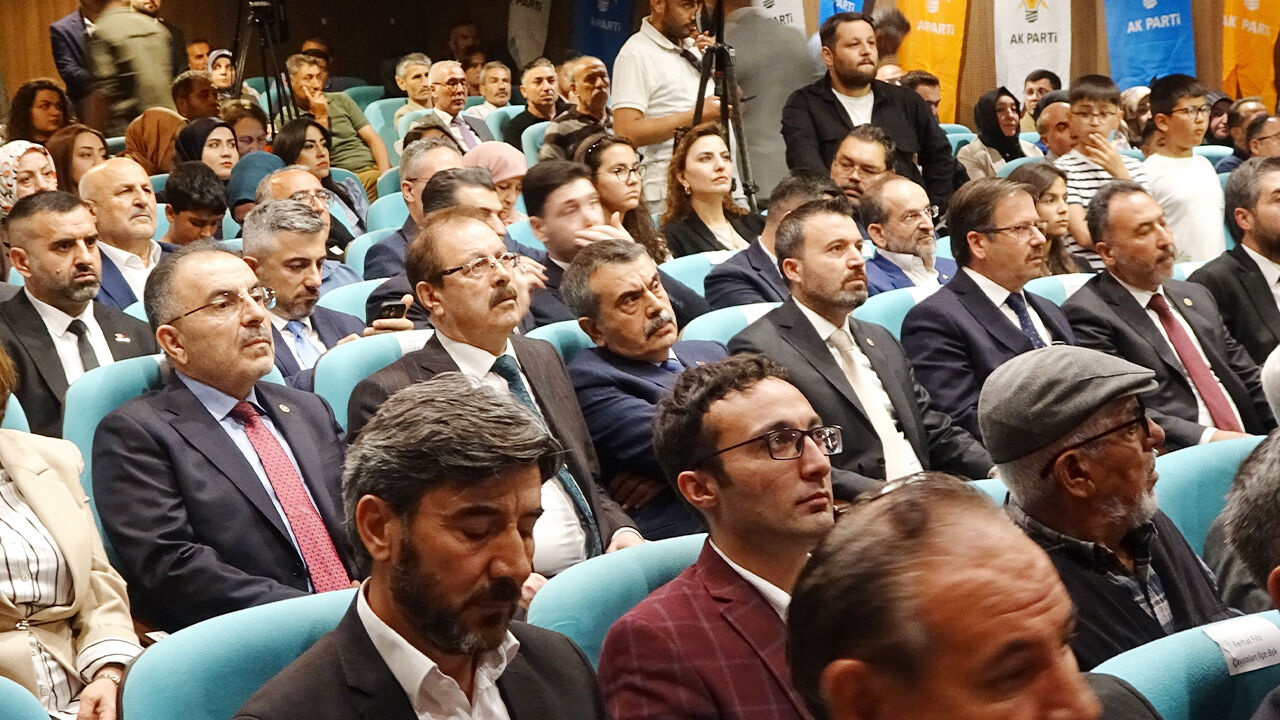 Bakan Tekin Ak Parti2